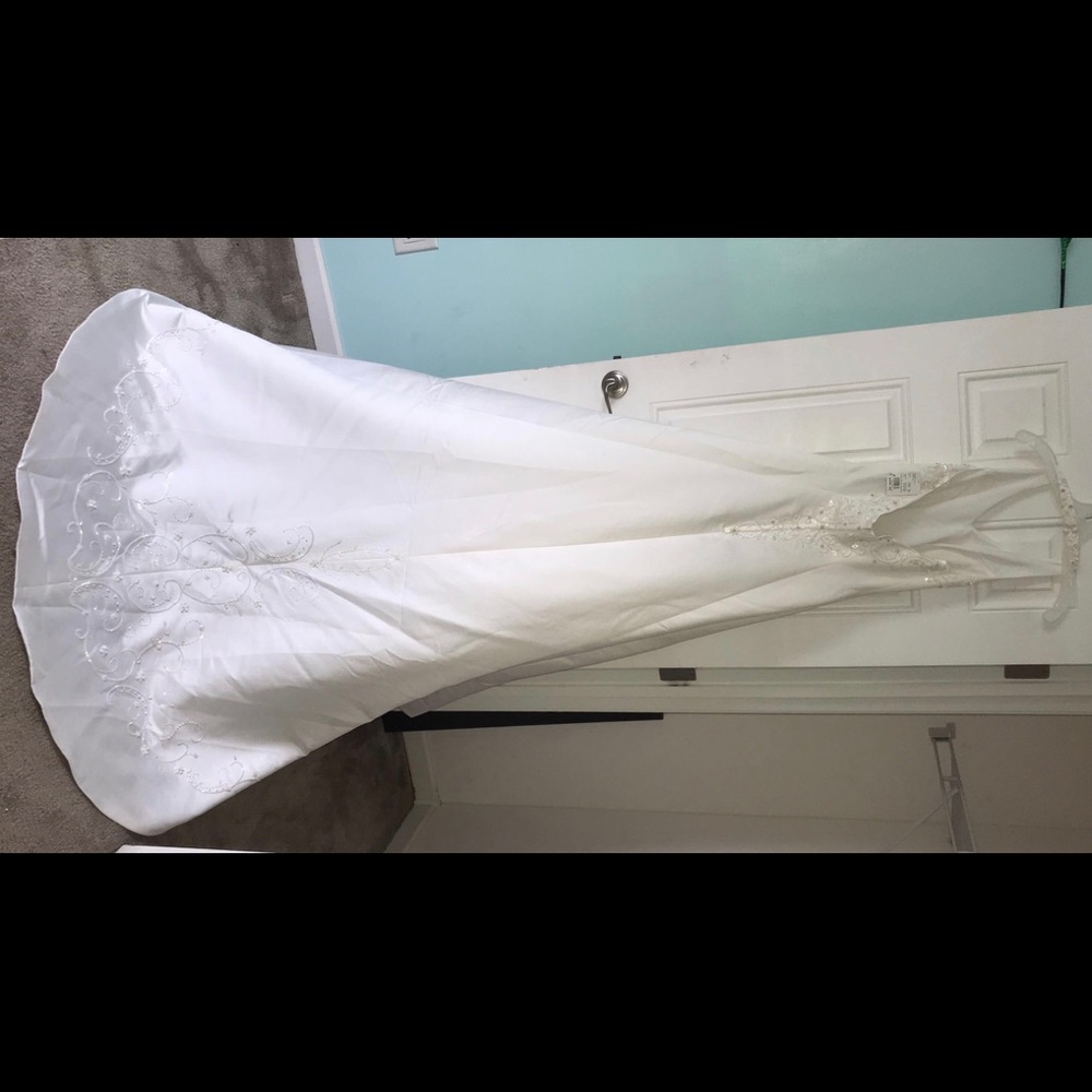 David’s Bridal Halter Top Wedding Dress - Picture 4 of 8